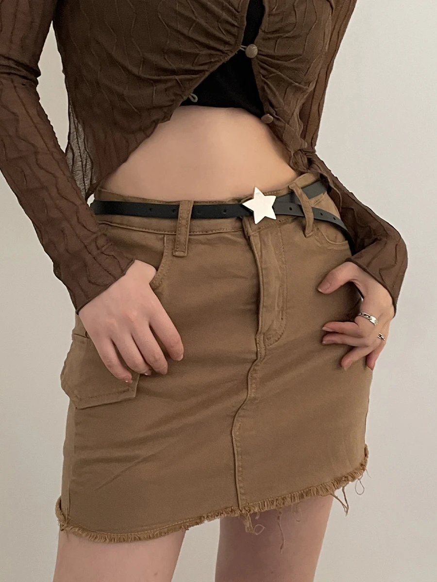 レトロデザインの星型装飾ベルトは女性のデニムスタイルに最適なアクセサリーか？