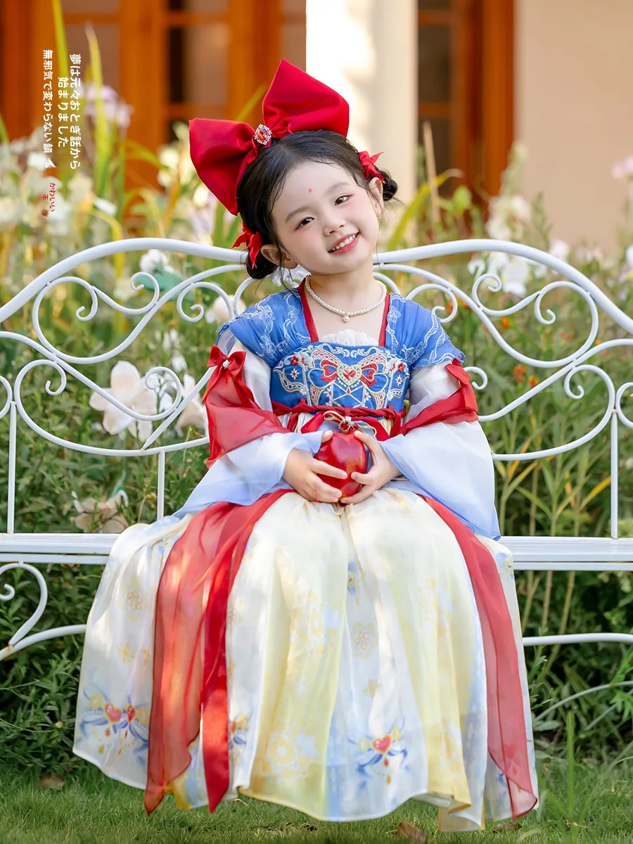 白雪の古風な襦裙 子供用漢服：お  正月に着る伝統服の選定基準と実際の着用体験