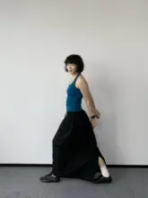立体感のあるサイドスリット入りブラック半身スカート【フリルデザイン・ウエストゴム】