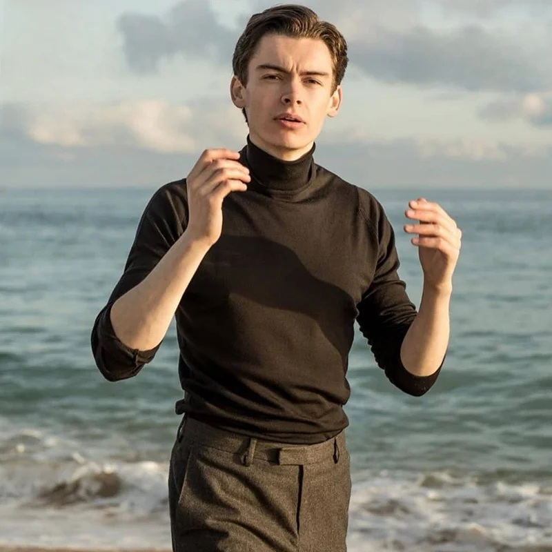 長めのTシャツをどう選ぶ？海島綿の柔らかさが通勤スタイルを救うリアルな体験