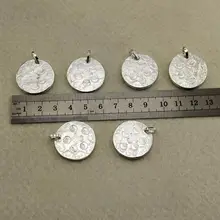 手作り 純銀製吊りペンダント【ユニセックス��・彫刻デザイン・ラウンドプレート】