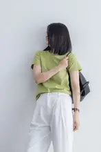 シンプルでスタイリッシュな白色Tシャツ【短丈・体型カバー・韓国風・光沢感】