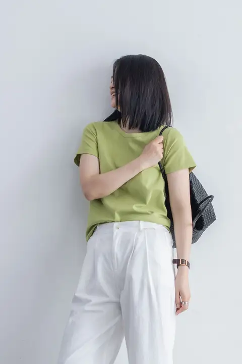 シンプルでスタイリッシュな白色Tシャツ【短丈・体型カバー・韓国風・光沢感】