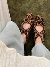 羊皮製のクロスデザインのヒョウ柄フラットシューズ【ソフトインソール・春夏用・快適】