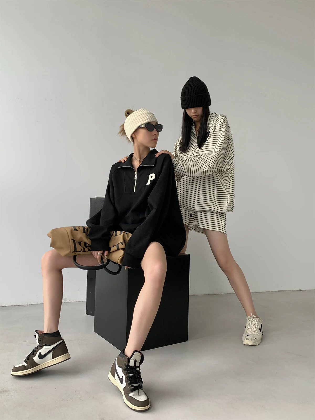 ストライプデザインのトレーナーとショートパンツセット：春秋対応の女性向けゆったりスタイル