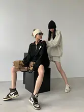 ストライプデザインのゆったりとしたトレーナーとショートパンツ【春秋対応・女性用・長袖・スポーティ】（セットアップ対応）