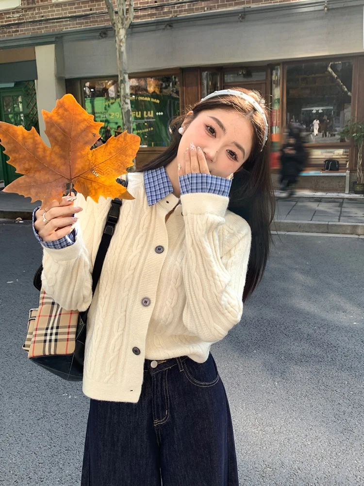 ニットの上にカーディガンを羽織るとき、どんなアイテムが本当に「着心地」を救うの？