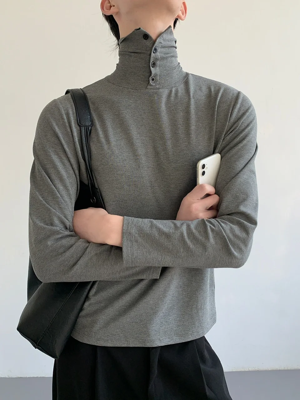 アウターの下に着るもの メンズ どう選ぶ？カーディガンやパーカーの下に着る服の選び方を徹底解説