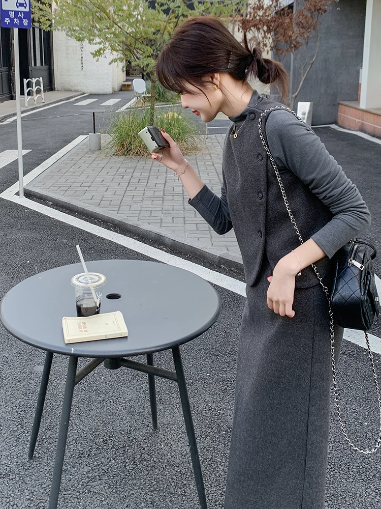 今の時期 レディース コーデ どうやって着こなすか？グレーのベストとスカートが解決するシンプルで上品なスタイルとは