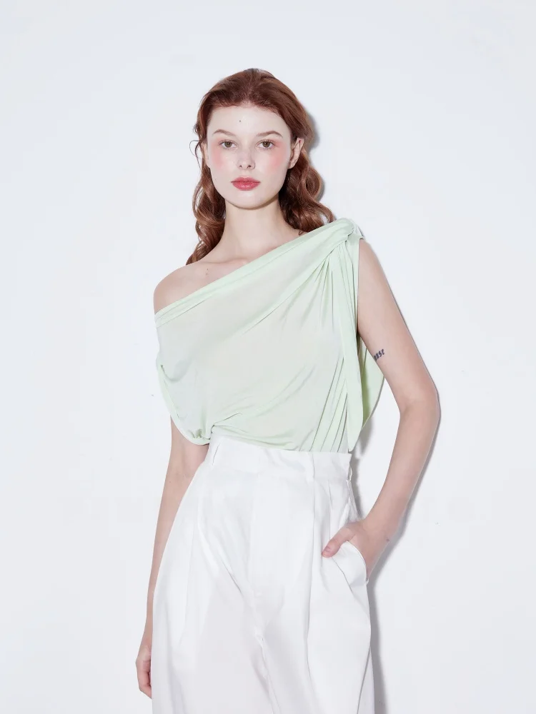 斜め肩ニットトップ：off shoulderデザインの法式エレガンスと高弾力素材の実用性