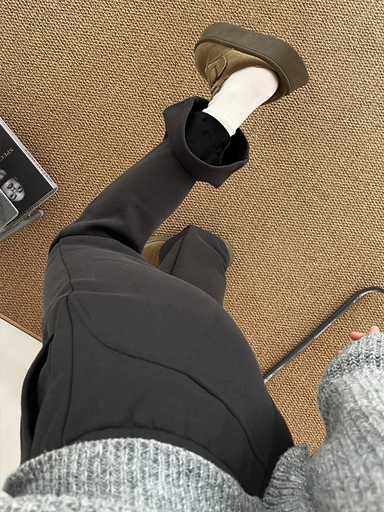 センタープレスワイドパンツの特徴と着用法：通勤風の高腰デザインが脚の太さに合うのか