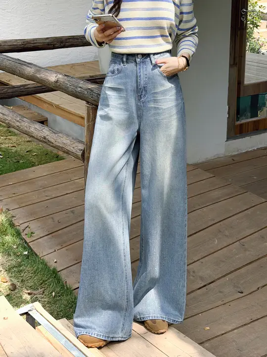 浅い青色の細め光沢デニムパンツ【ハイウエスト・ゆったりストレート】