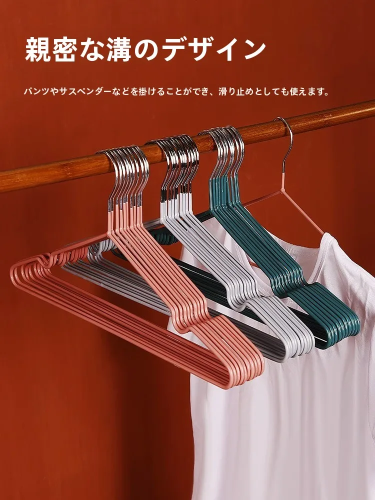 厚みのあるアイアンハンガー：滑り止めと防風機能で衣類を安定収納