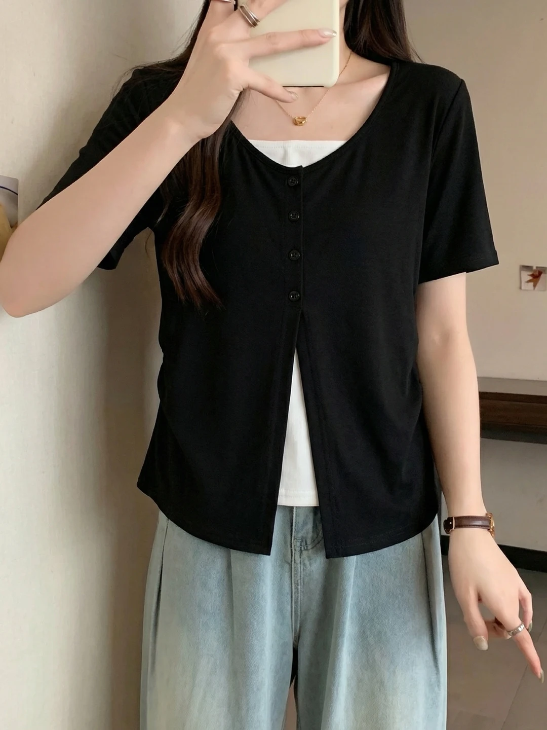 tシャツ 重ね着 レディース どうやって着る？通勤から夏の日常まで、上品で若々しい着こなしを実現する秘訣