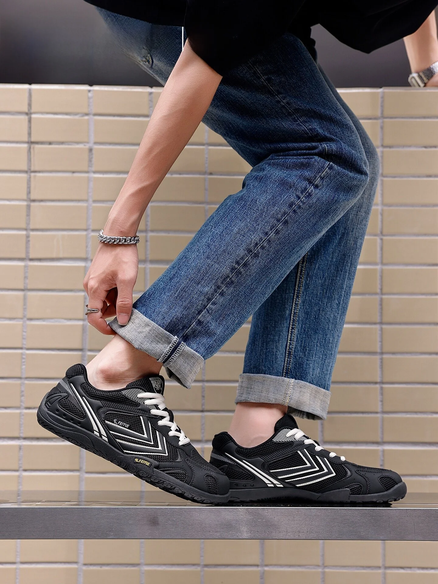 通気性抜群のメンズデザイントレーニングシューズ：夏期ジム使用に最適な薄底モデル