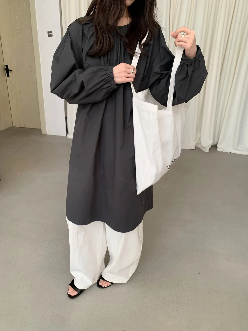 シャツワンピースとスニーカーを組み合わせるとき、どうやって着こなすのが自然か？