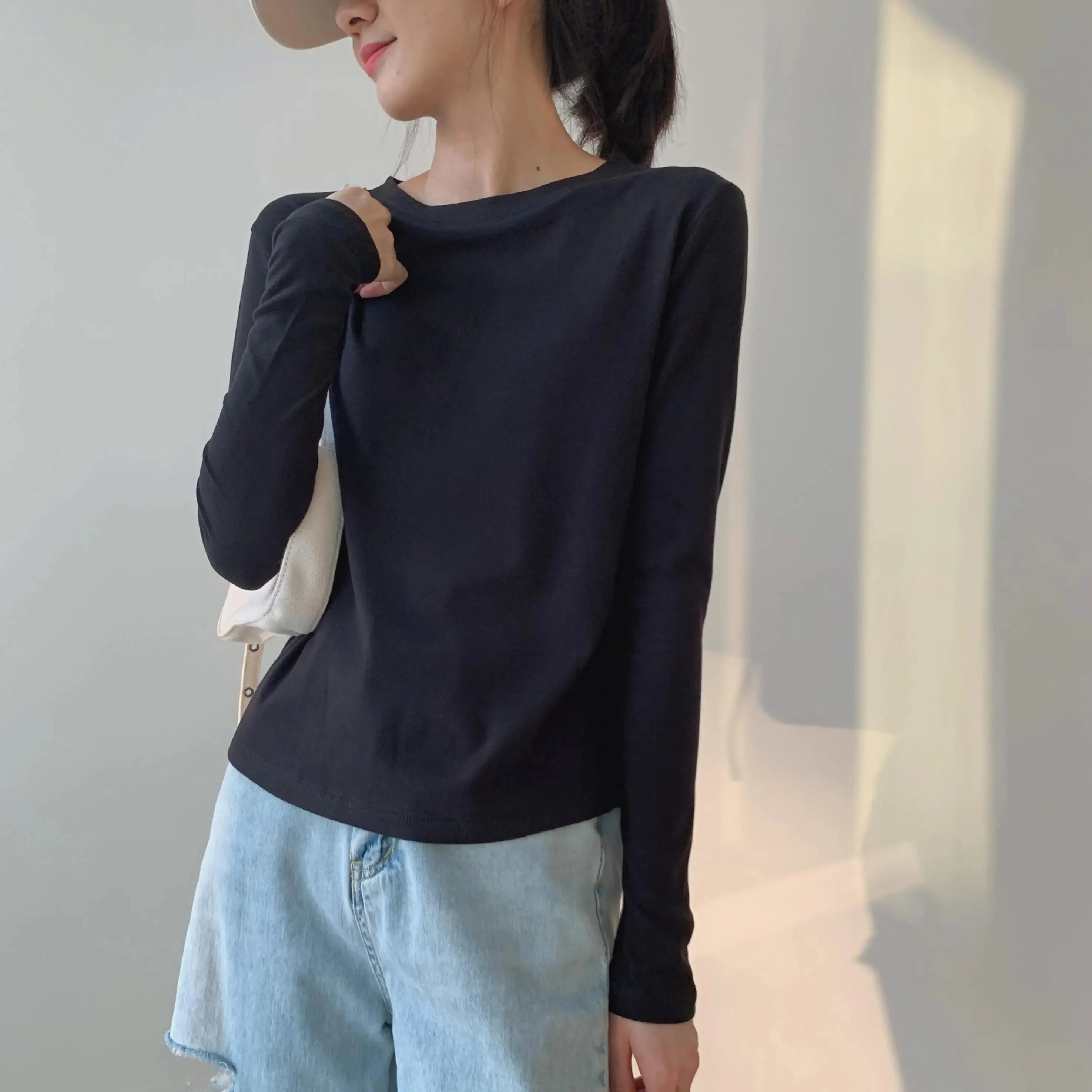 ロングシャツ 黒 の着こなし方を徹底解説！厳選4選でどんなシーンでも自然に着こなせる