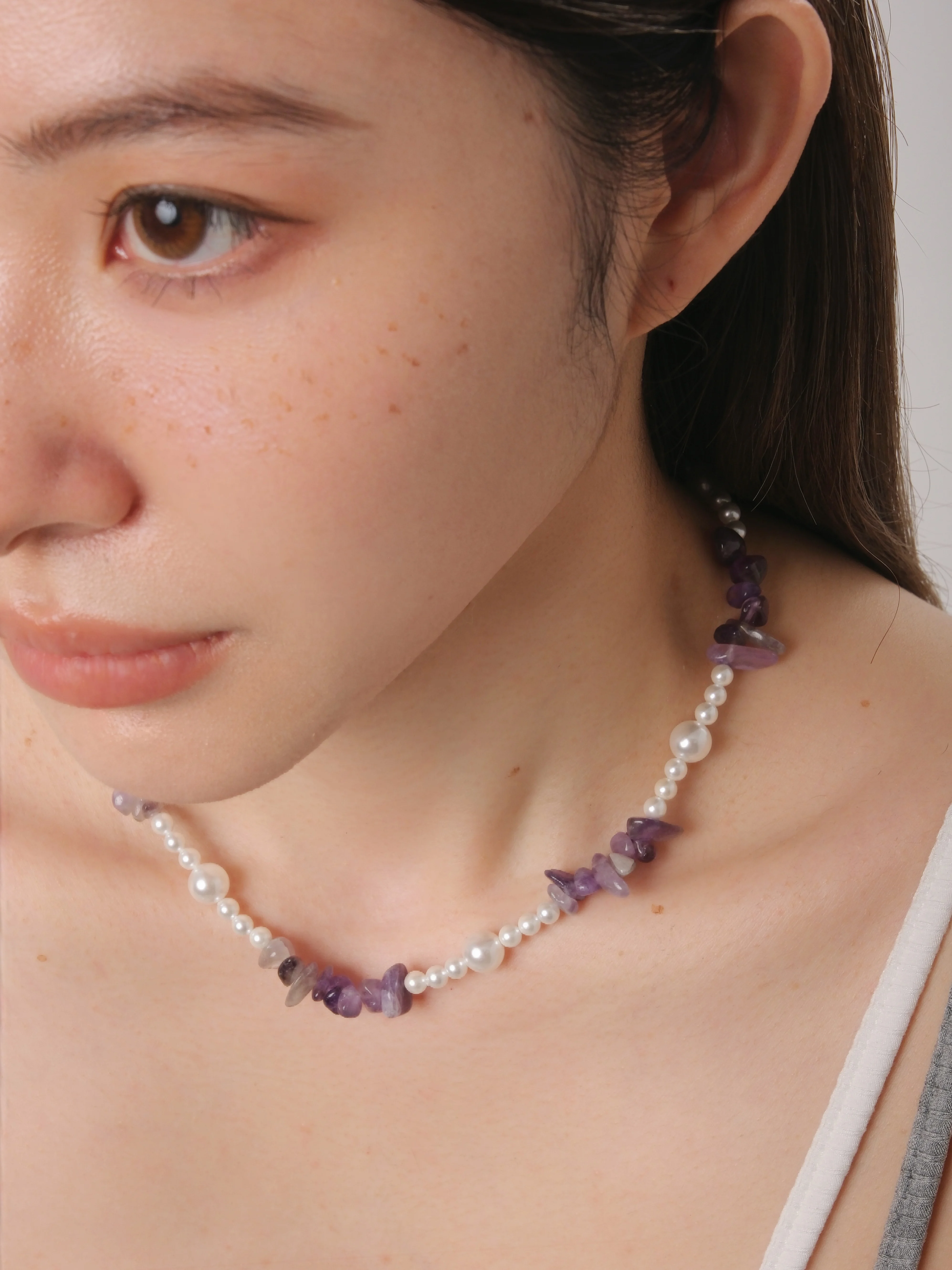 アクアマリン ネックレス：レースと紫水珍珠の組み合わせで実現する洗練されたデザイン