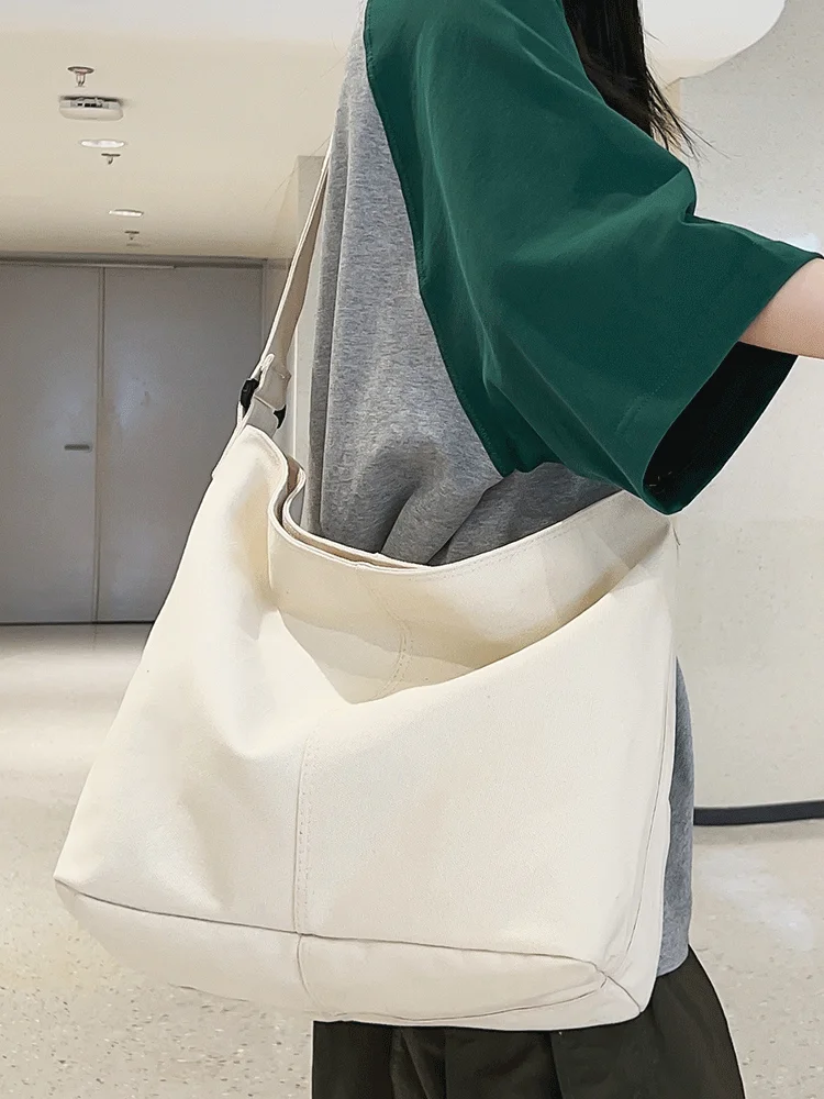 軽量カジュアルキャンバストートバッグ：体に負担の少ないバッグとしての実用性と使い分け