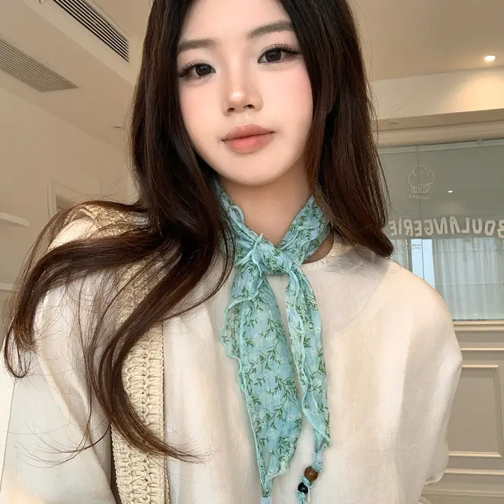 小花柄の三角バンダナシルクスカーフ【春夏用・薄手・アート風・首元のおしゃれ】