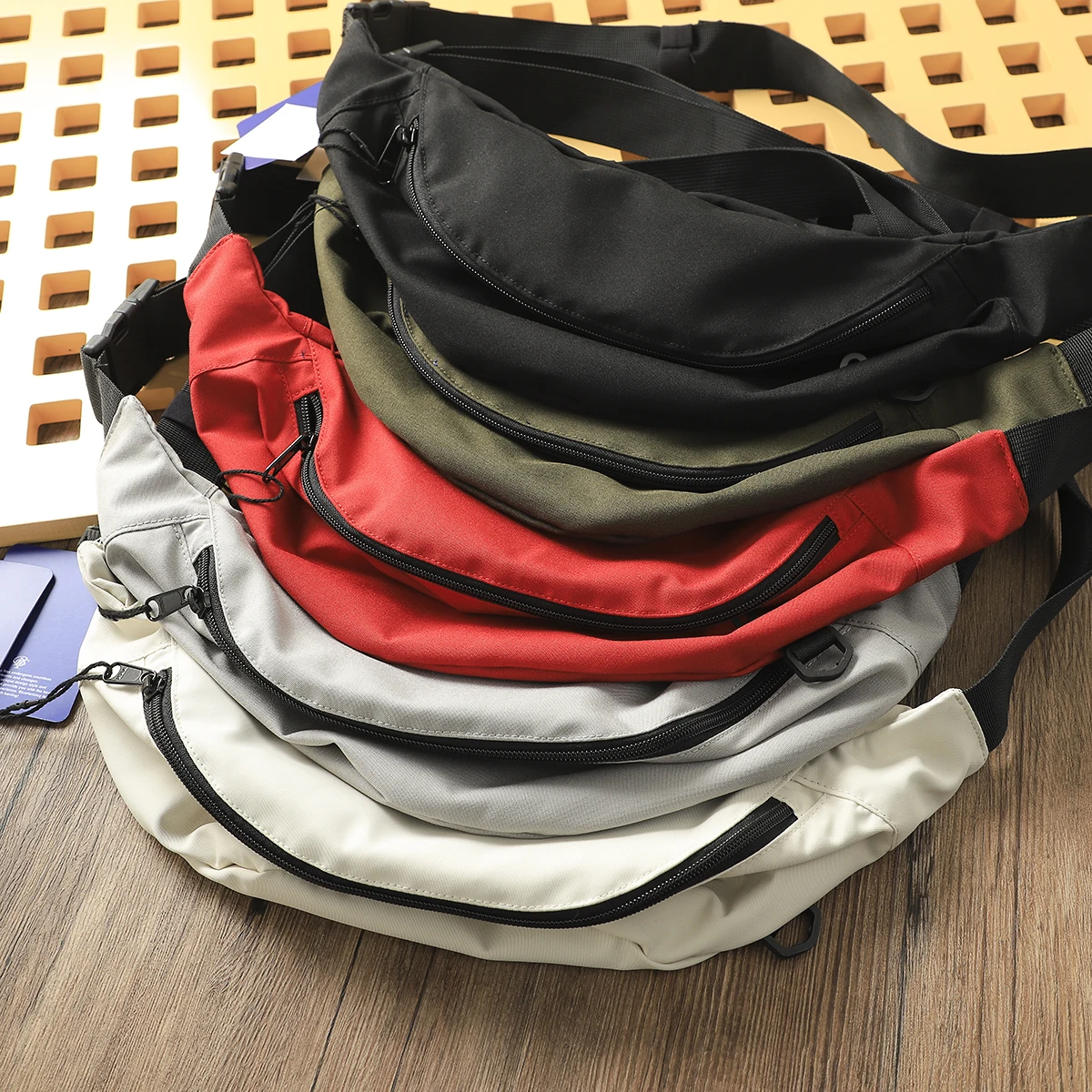 アウトドア用防水斜め掛け腰ポーチ：every day carry に最適なマルチファンクションアイテム