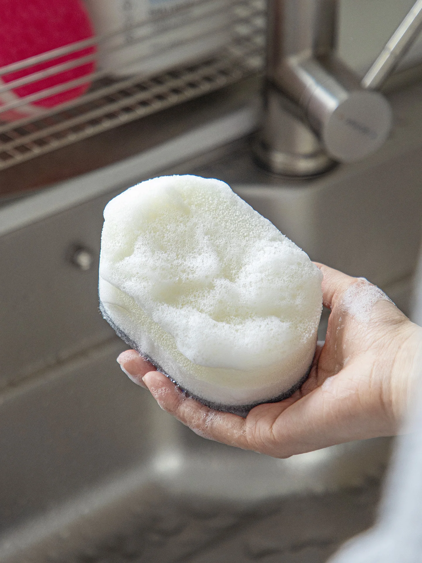 キッチンの油汚れに悩まされているあなたへ：本当に効くスプレーはどこにあるの？