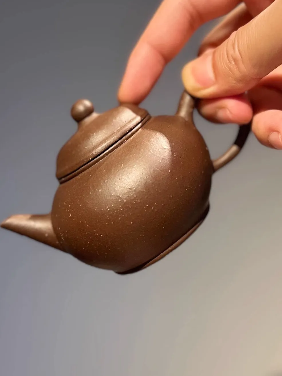 伝統的な紫砂茶壺老黒泥水平デザイン庚午年製の特徴と実用性