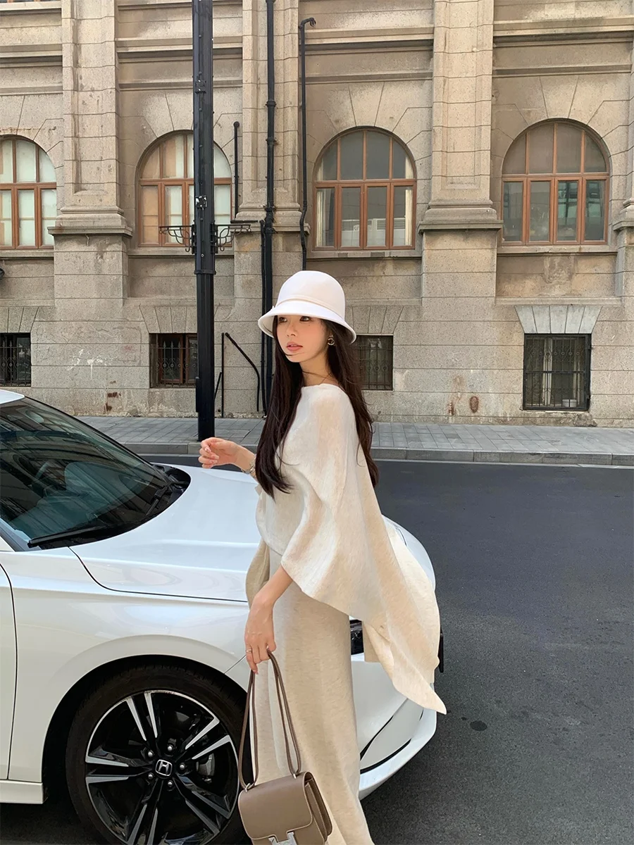 高級感あるニットケープカーディガン：春用女性向けの通勤風セットアップガイド