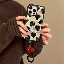 個性的な黒いストロベリー柄ハートブレスレット【iPhone対応・マグネット式・衝撃吸収】（セットアップ対応）