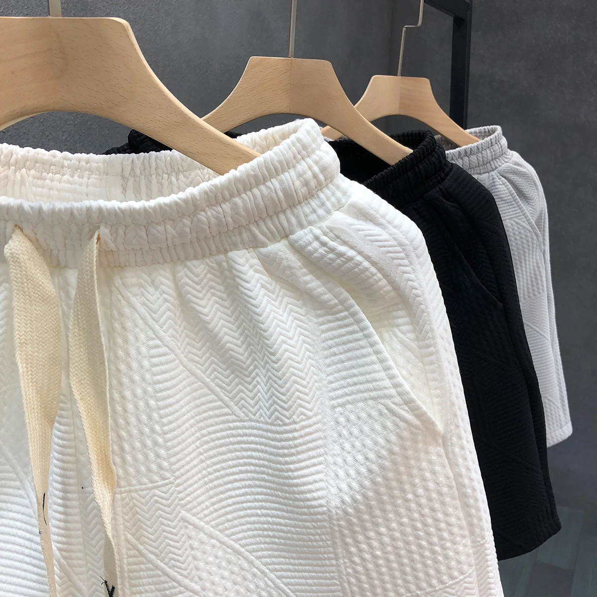 40代ショートパンツの着こなし術：帝尔朗の白色暗い花柄ショートパンツが夏のコーデを刷新