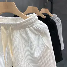 シンプルで高級感のある白色の暗い花柄ショートパンツ【夏用・カジュアル・ビーチウェア】（セットアップ対応）