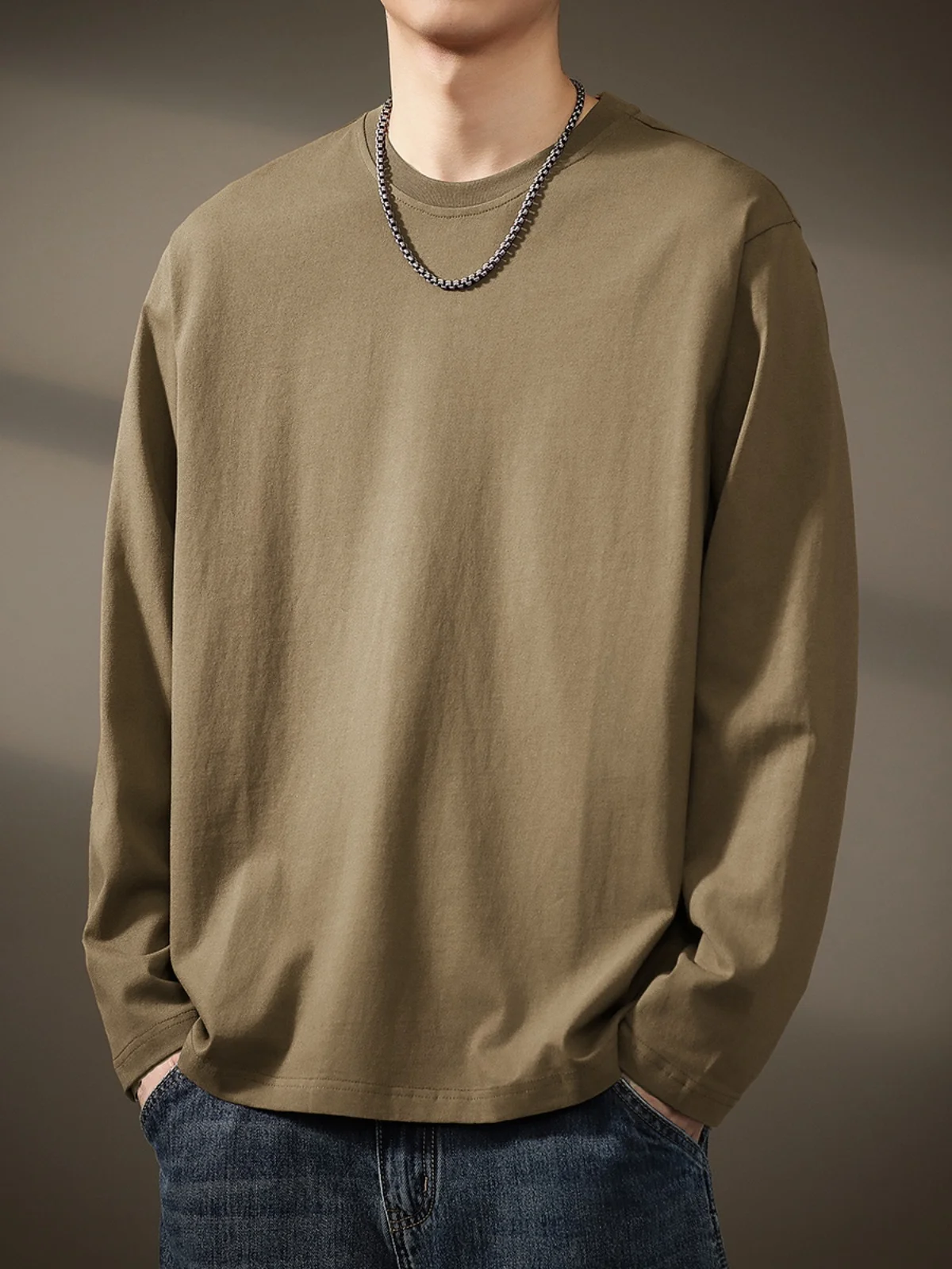 メンズ ロングtシャツ おすすめブランドとしての貴色コットン長袖Tシャツの実用性と着こなし