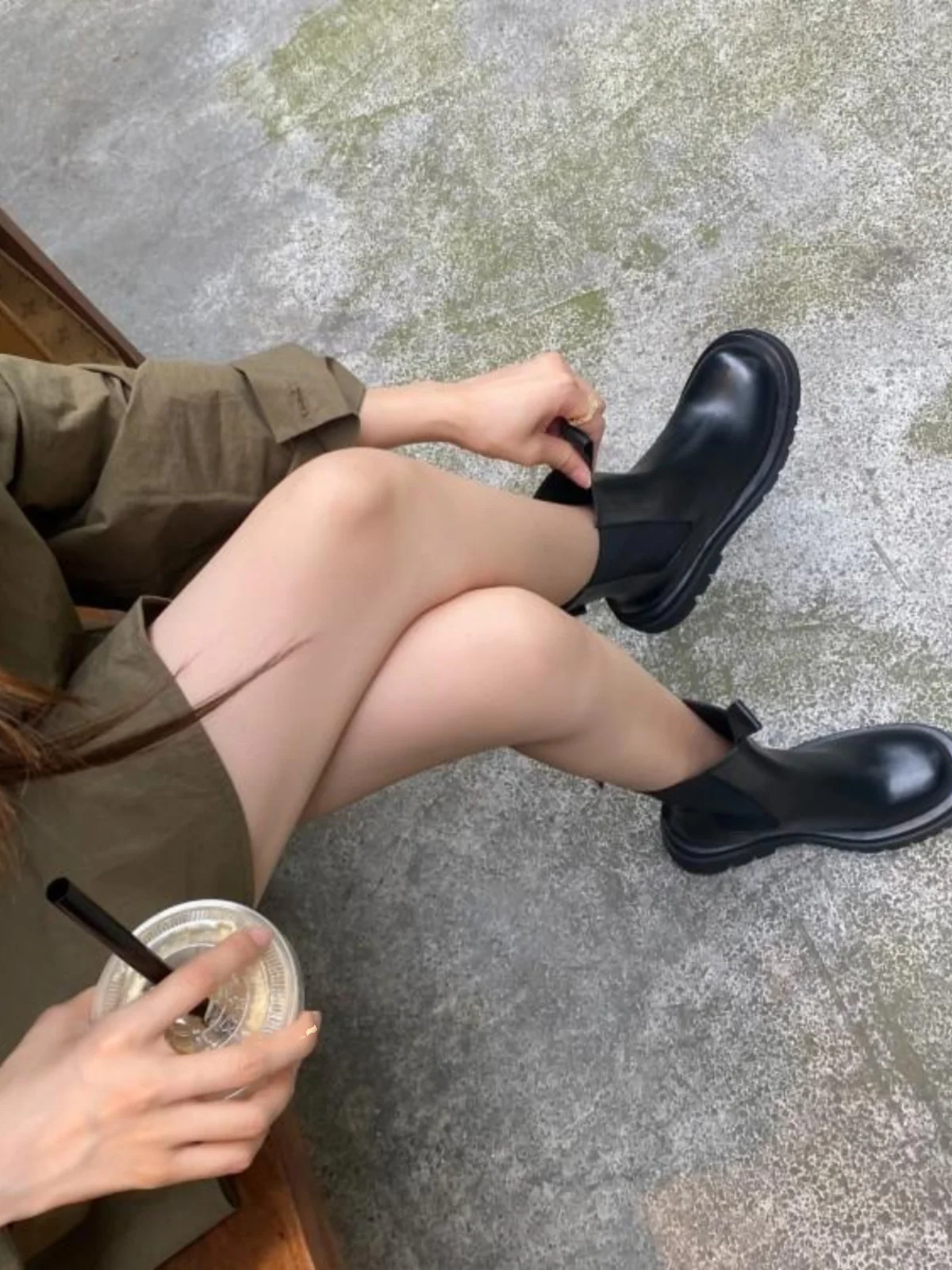 今人気のファッションで悩んでいるなら、この白色ショートブーツが救いになる？