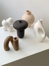 シンプルな陶製花瓶【和風インテリア・リビング・寝室用・花飾り付き】