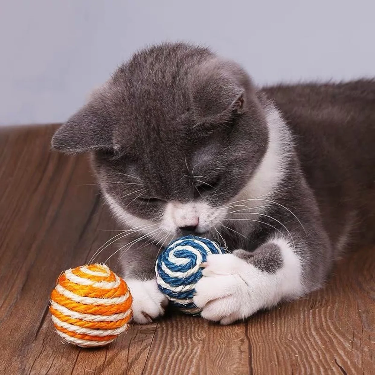 猫用インタラク ティブおもちゃ：耐噛性と遊び心を兼ね備えた麻糸ボールの実用性
