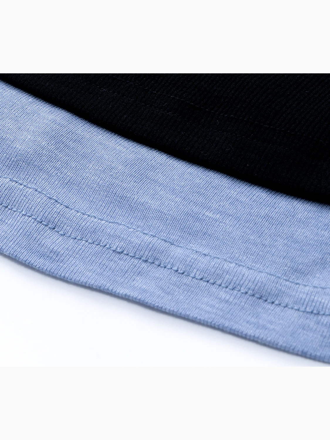 デザイン性のある掛け紐付き長袖Tシャツ：女性向けドレープスタイルの実用性と使い分け