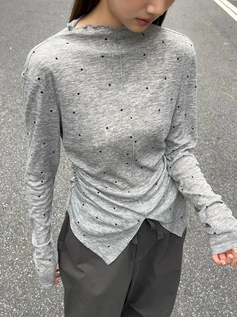 大人可愛い服 40代コーデの秘密：花柄ドットブラウスで自然な可愛さを実現