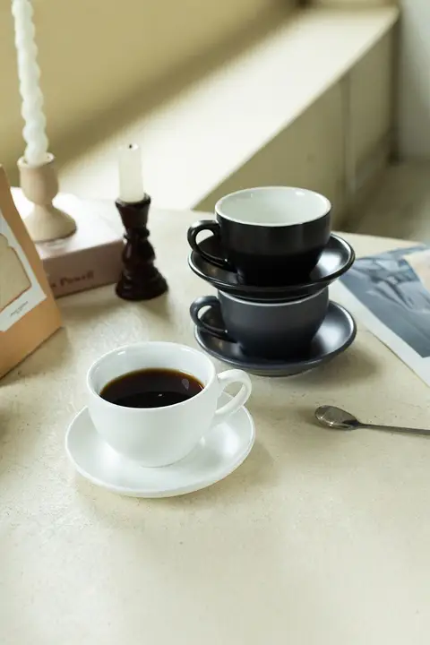 モダンデザインの陶製コーヒーマグカップ【マット仕上げ・カフェスタイル・ハンドドリップ対応】（セットアップ対応）
