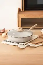 CAROTE チタン製フライパン【こびりつきにくい・家庭用・玉子焼き・ステーキ・麦飯石】