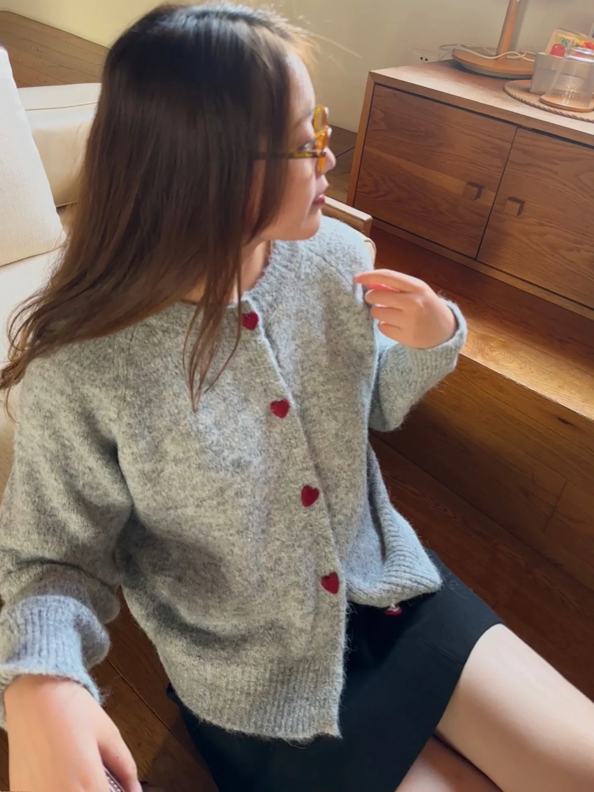 大人可愛い服 40代コーデの完全ガイド｜ハートボタンニットの選び方と着こなし