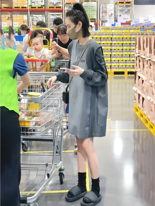 シンプルなストレッチリブVネックニットワンピース【ウエストベルト付き・秋用】