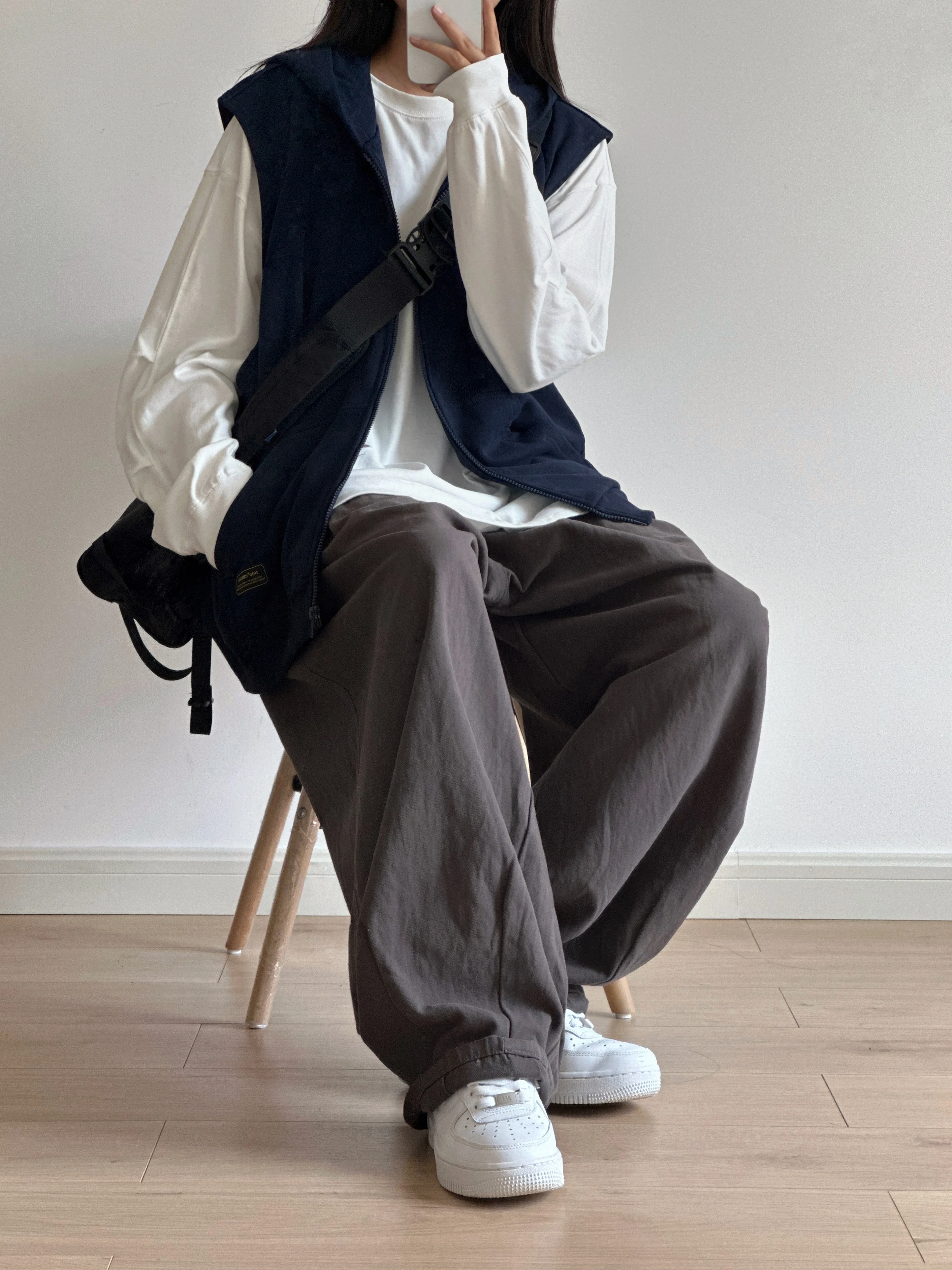 カーゴパンツ コーデ レディース 完全ガイド｜通勤に使えるグレーゆったりワイドパンツの実用性