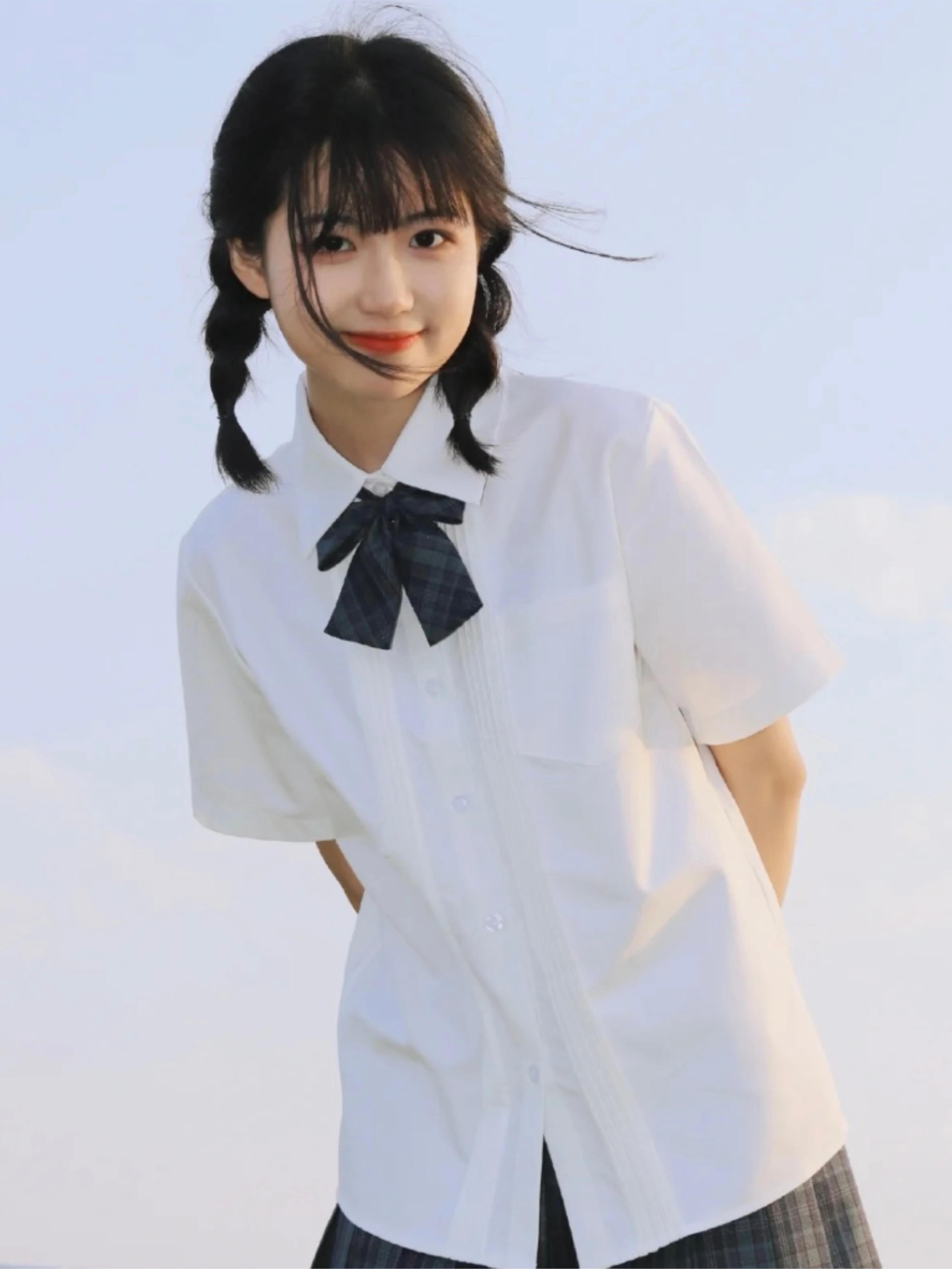 大人可愛いの本質とは？夏の白シャツと海苔チェックが解くスタイルの秘密