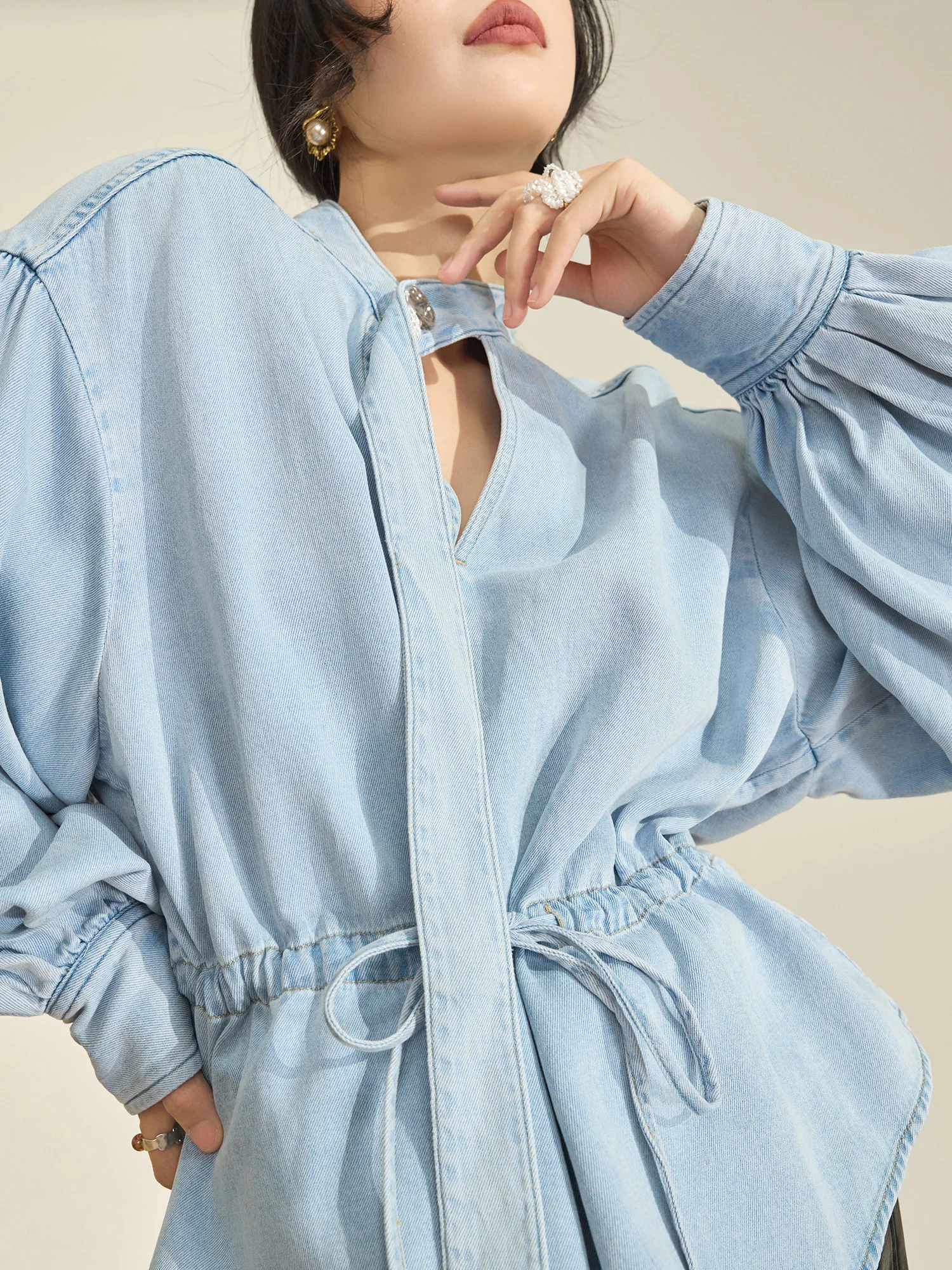春服 レディース 2026 どんな服がおすすめ？洗練されたデザインのウエスト絞りデニムシャツが解決する通勤スタイルの悩み