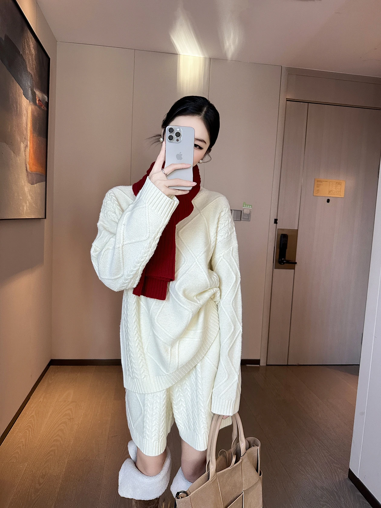 ニットセットアップ きれいめ ベージュの丸首ケーブルニットとショートパンツセット