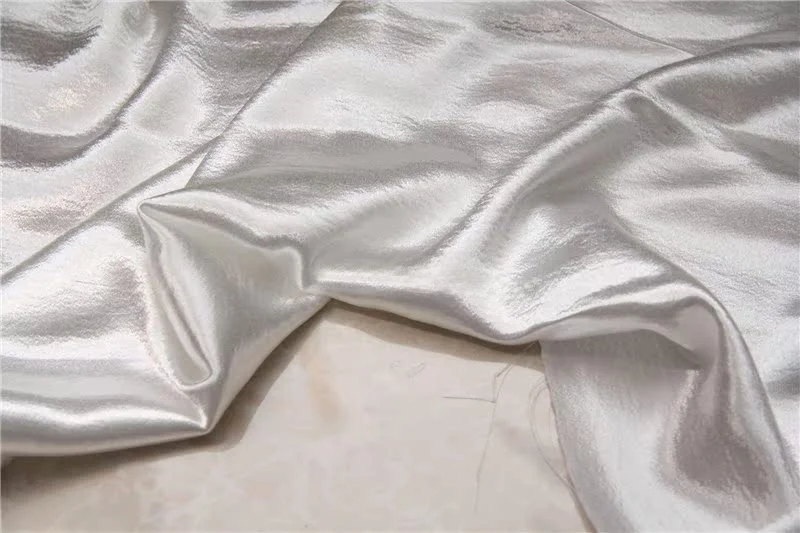光沢感のある白色サテン生地：礼服やファッションアイテムに最適な高級感を実現