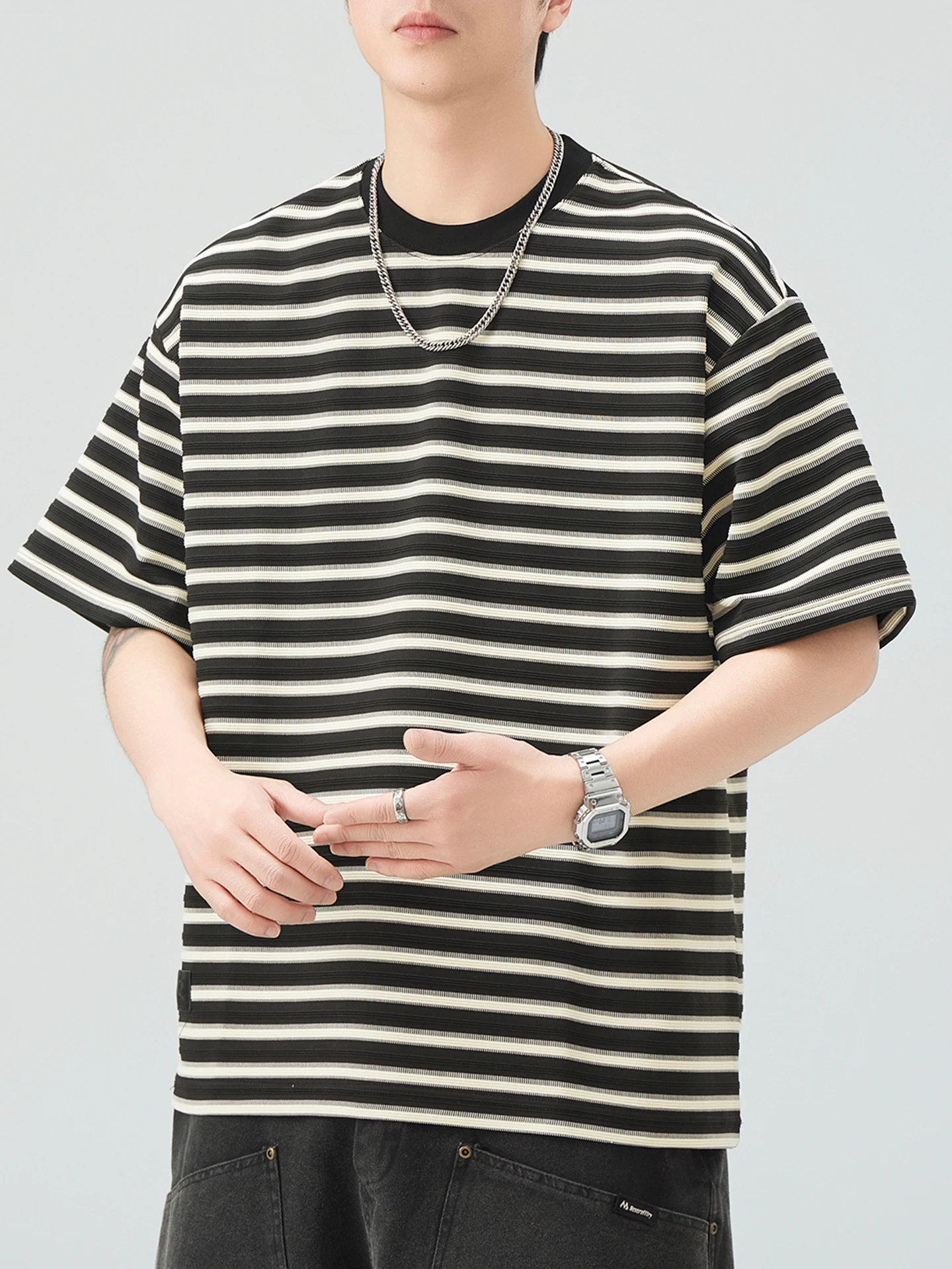 ゆるふわ系男子が愛する、夏の1着はこれ？ストライプ半袖Tシャツの選び方とリアルな使い方
