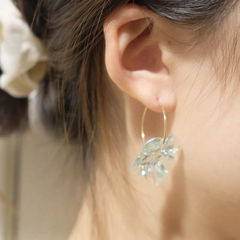 透明なレーザー効果の花びらイヤリング【14k金メッキ・ハンドメイド】