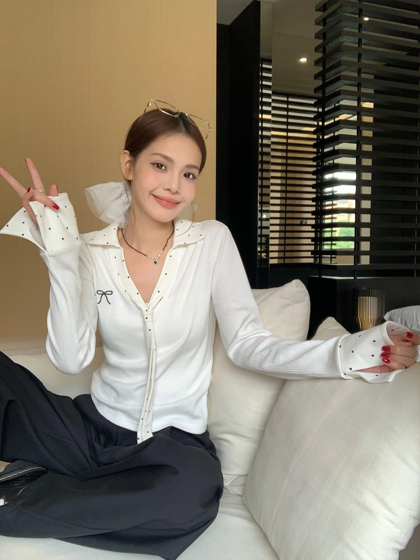 白色ドット柄ポロネック長袖Tシャツ【秋冬用・フィットデザイン・ショート丈】