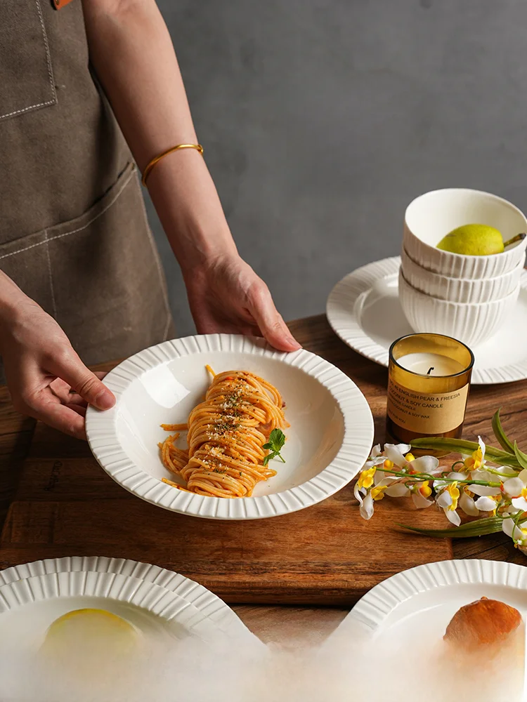 高級感ある白色の平皿：フランス風デコレーション用パスタや西洋料理に最適